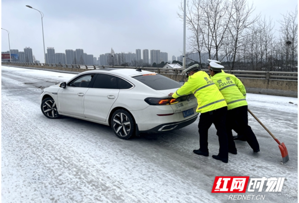 迎战大寒潮丨常德交警多措并举迎战新一轮寒潮冰雪天气