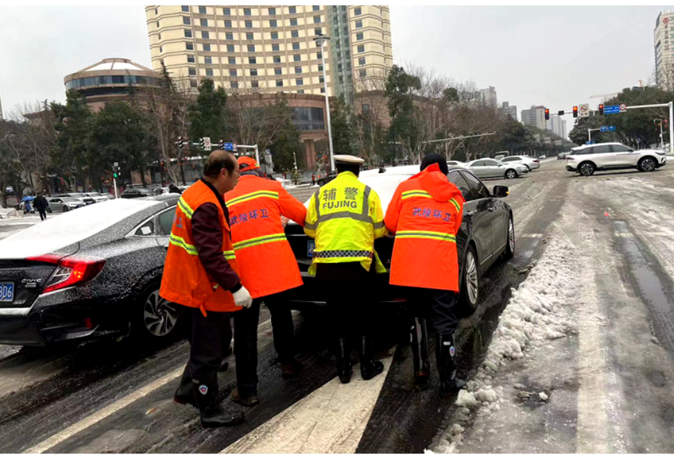 迎战大寒潮丨常德：寒潮冰雪再度来袭 交警全力抗冰护畅保安