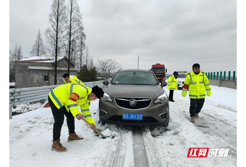 雪映党旗红  常德交通执法支队除雪保畅当先锋