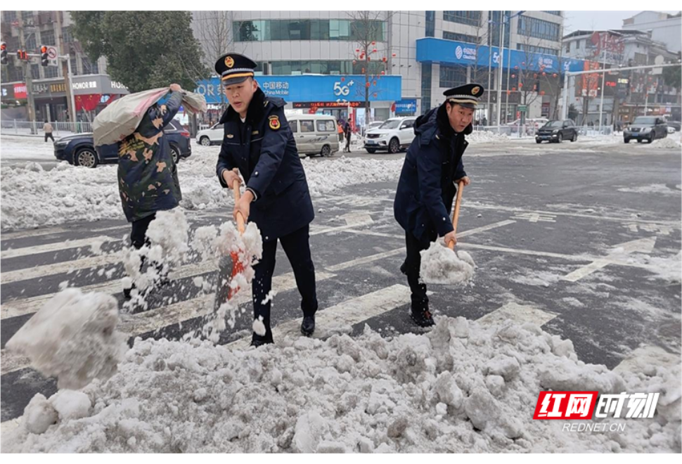 战冰雪 迎团圆丨常德经开区城市管理中心：党员干部带头积极开展铲雪除冰活动