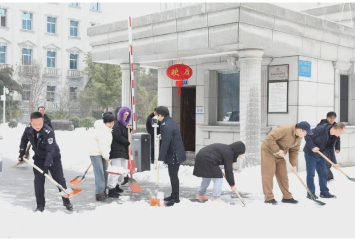 迎雪而上！常德中院组织干警开展扫雪除冰志愿服务