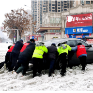 常德交警直属一大队全警上路，全力以赴战冰雪护畅安