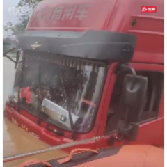 视频丨常德消防：在水深2米的被困车辆上救出2人