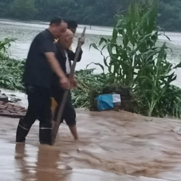 甘做风雨中的“撑伞人”！桃源县观音寺镇防汛救灾一线见闻