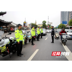 常德交警优化河街交通管理应对旅游高峰