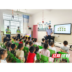 常德西湖：交警走进幼儿园 带着萌娃学安全