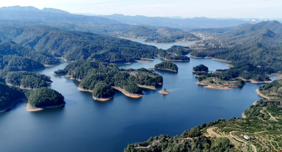 石门蒙泉湖：晴冬暖阳映碧波 湖光山色入画来
