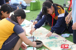 诗智相融暖校园  常德市郡德学校义卖传爱心
