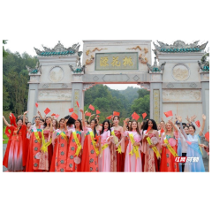 世界旅游小姐漫步常德桃花源 沉浸式邂逅田园诗意