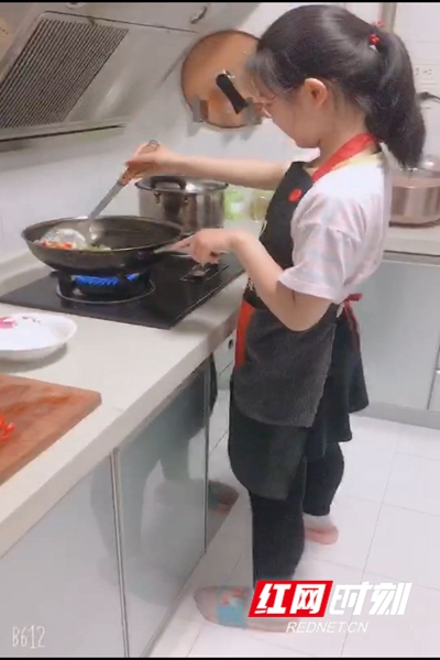 图为1508班吴柯星学做菜肴_副本.jpg
