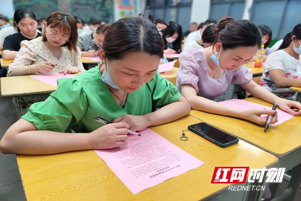 家长现场签署承诺书_副本.jpg 家长现场签署承诺书_副本.jpg