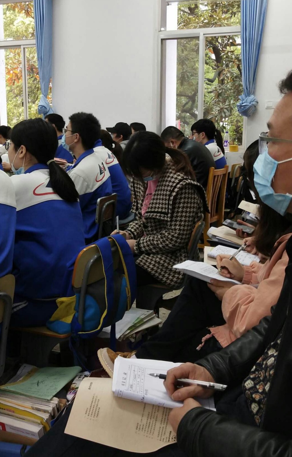 在活動中,醴陵五中的教師走進市一中,二中高三複習課堂,認真學習了市