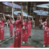 “新宇之秀”公益课开班 时尚“大妈”重拾走秀技能