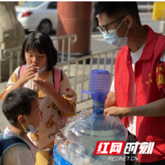 看，这是属于马坡岭街道的国庆节红色大片