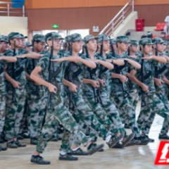 军训会操展风采 飒爽英姿致青春