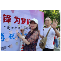 志愿者“犇”赴考场：暖心护航 擦亮爱心名片