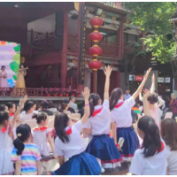 人与自然和谐共生，共同守护碧水蓝天