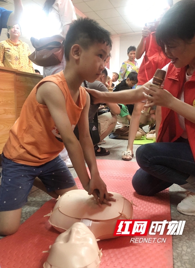 湘雅医院的专家老师正在指导小朋友做心肺复苏。通讯员湘依摄.jpg