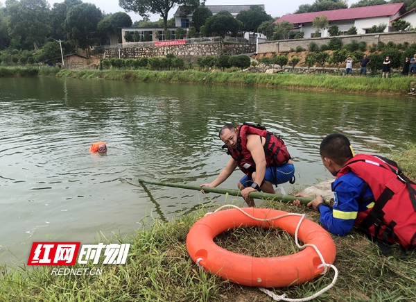 长沙县蓝天救援队正在还原失足落水和紧急救援的场景。通讯员 湘依 摄.jpg
