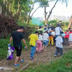 小小志愿者践行环保理念 清理河岸垃圾共护碧水蓝天