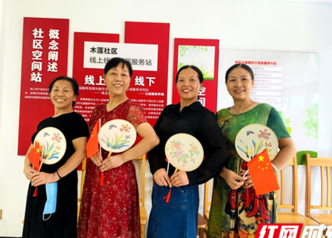 巧手绘团扇 社区迎国庆活动受到老年居民热捧