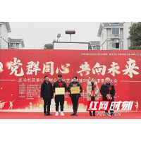 新年第一天， 小小舞台演绎大家庭的喜乐