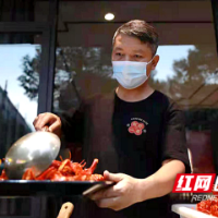 闯在麓山南 | 刘权：转业不褪色，将卤虾小店开进了希尔顿
