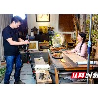 闯在麓山南 | 90后“麓山姑娘”：不做写匠做创客，一幅字拍出15.8万元