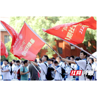  师大附中学子下乡学当“小农夫”