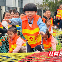 趣味亲子运动会 消防安全记心中