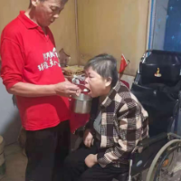 照顾患病妻子13年，他用不离不弃诠释爱情