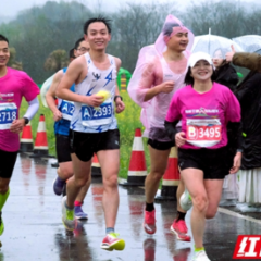 融城跑出加速度！3000跑友奏响长株潭半程马拉松“雨中曲”