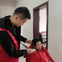 弘扬雷锋精神 真情关爱暖民心