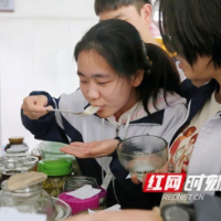 课堂上学制泡菜，长沙这所中学的高二学生涨知识了！