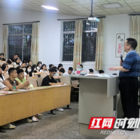 保险职业学院院长为青年学生讲授《形势与政策》课