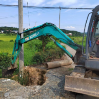 降雨引发塌方阻公路 居民代表化身安全员保畅通