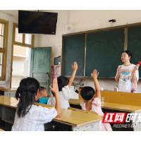 村里来了大学生老师 孩子们暑假不用愁