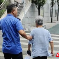 老人街头迷路 城管蓝变身“保镖”护送回家