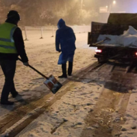 望城：通宵奋战低温雨雪天气，确保市民安全出行