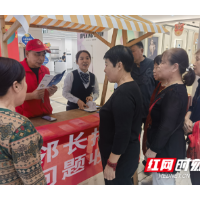 邻长“摆摊”零距离，暖心服务解民忧