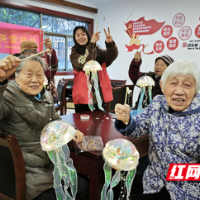 携手齐做手工灯，点亮晚年生活