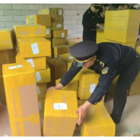78箱非法烟花爆竹现身厂房 执法部门及时处置