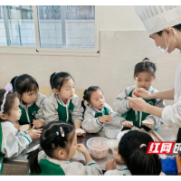 包饺子啰！大手牵小手共做传统美食