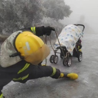 冰雪中，守望相助暖一城