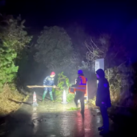 冻雨夜徒步登山！爬行2个多小时他们只为救人