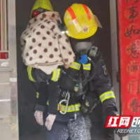 门面突起大火3人被困，望城消防10分钟极速营救