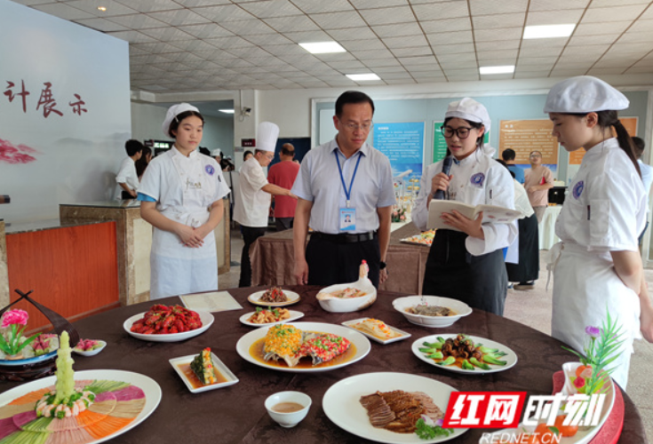 和陶渊明一起穿越去寻美食 这样的中职毕业设计你心动了吗