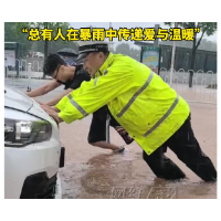 视频 | 外地车辆被困积水 长沙交警倾力相救全身湿透