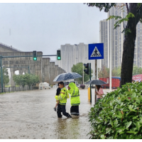暴雨中抱孩子过马路 “执法蓝”逆水而行