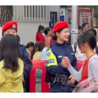 视频 | 笑靥如花，可爱互动 警花小姐姐护你“乘风破浪”